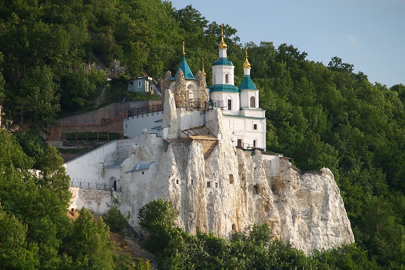 有「烏克蘭最美的修道院」之稱的斯維亞托希爾斯克修道院。（圖／翻攝自Ukrainetrek）